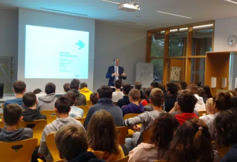 ?Back to School? ? EU-Beamter Hubert Gambs besucht Vorarlberger Schulen