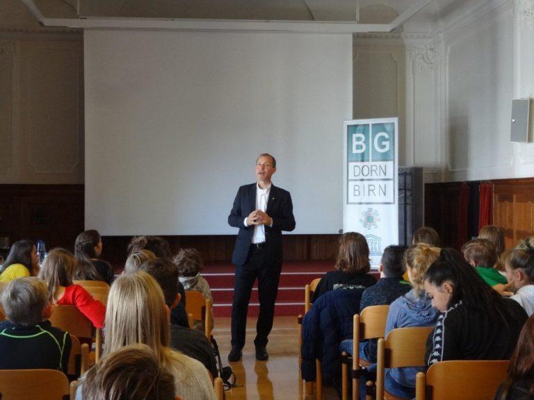 Mehr über den Artikel erfahren Schulbesuche von Jörg Wojahn am BG Dornbirn und Poly Dornbirn