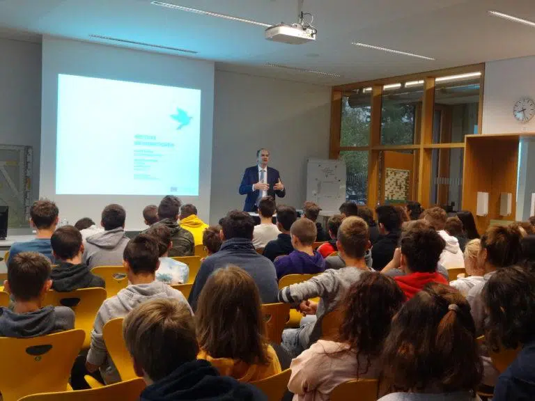 Read more about the article „Back to School“ – EU-Beamter Hubert Gambs besucht Vorarlberger Schulen