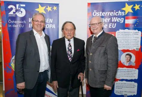 Landtagspräsident Harald Sonderegger, Alt-Landeshauptmann Martin Purtscher und Bezirkshauptmann Johannes Nöbl stehen vor den RollUps der EU-Ausstellung.