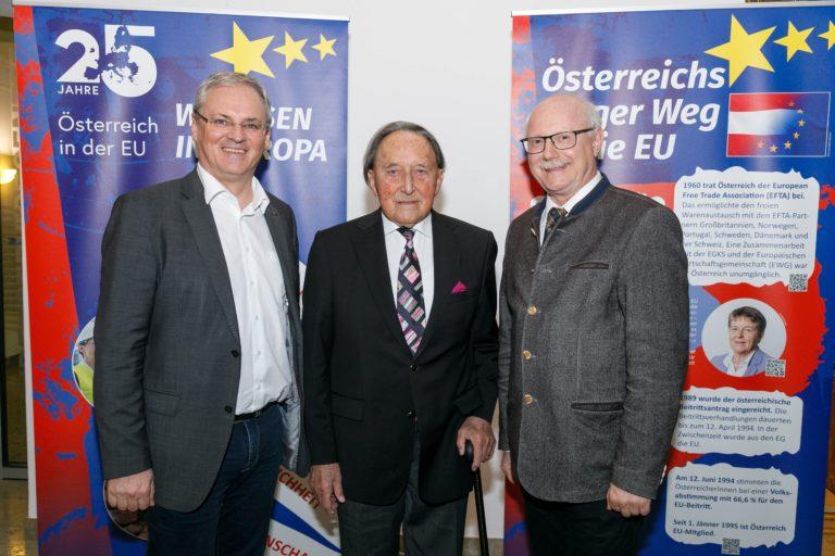Landtagspräsident Harald Sonderegger, Alt-Landeshauptmann Martin Purtscher und Bezirkshauptmann Johannes Nöbl stehen vor den RollUps der EU-Ausstellung.
