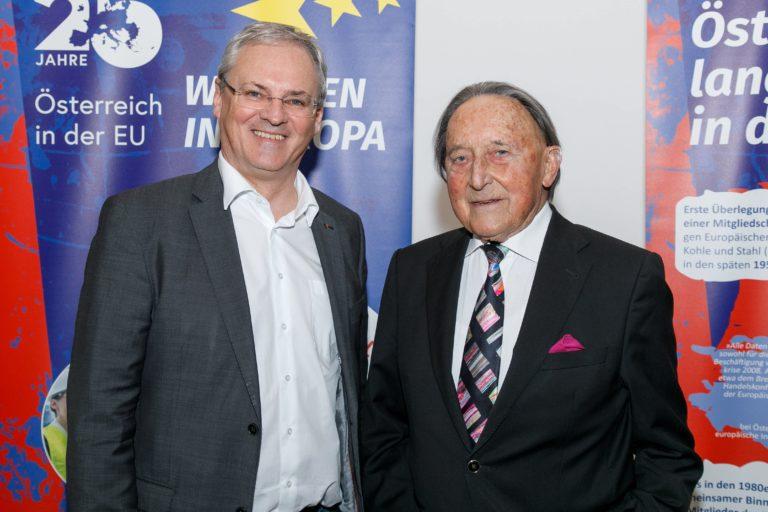 Landtagspräsident Harald Sonderegger und Alt-Landeshauptmann Martin Purtscher stehen vor den RollUps der EU-Ausstellung „Wachsen in EUropa“ in der BH Bludenz.