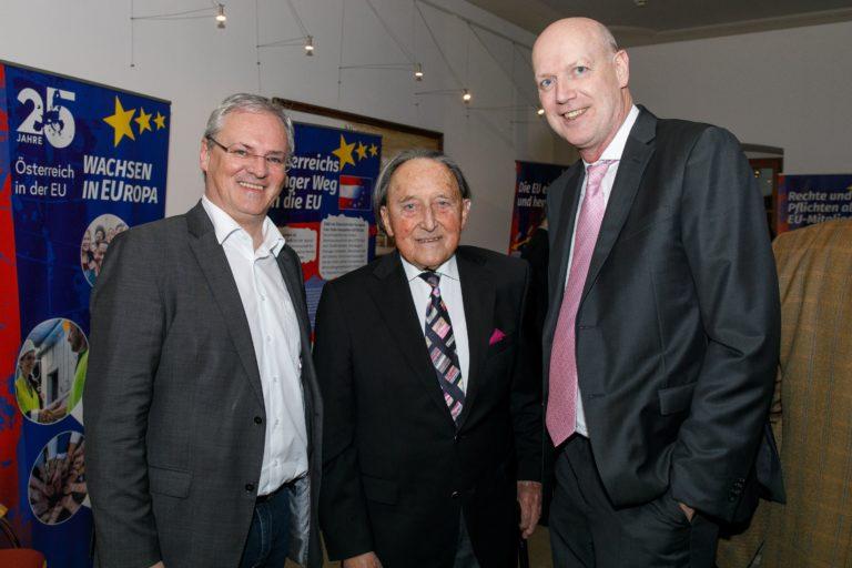 Landtagspräsident Harald Sonderegger, Alt-Landeshauptmann Martin Purtscher und der Leiter des Vorarlberger Landesarchivs Ulrich Nachbaur vor den RollUps der EU-Ausstellung.