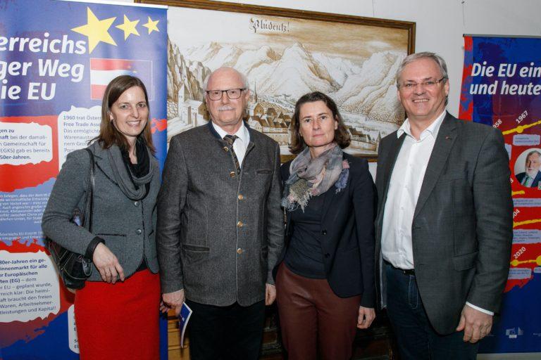 Zwei Männer und zwei Frauen stehen vor den RollUps der EU-Ausstellung.