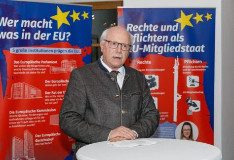 Bezirkshauptmann Johannes Nöbl begrüßt die Gäste bei der EU-Ausstellung in der BH Bludenz.