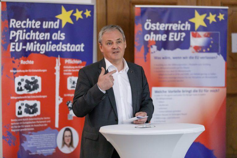 Landtagspräsident Harald Sonderegger eröffnet die EU-Ausstellung.