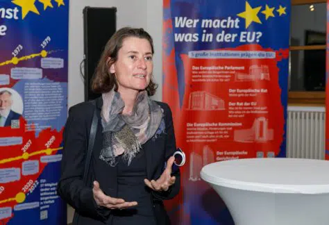 Martina Büchel-Germann redet bei der EU-Ausstellung.