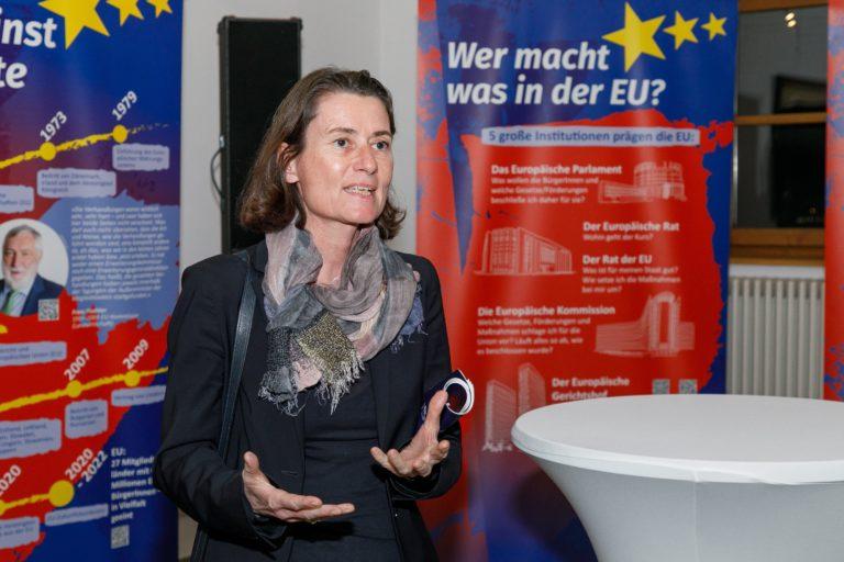 Martina Büchel-Germann redet bei der EU-Ausstellung.