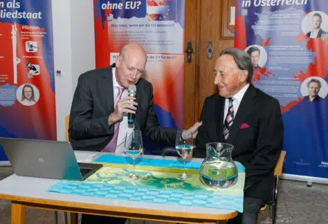 Alt-Landeshauptmann Martin Purtscher und Ulrich Nachbaur im Gespräch bei der EU-Ausstellung.
