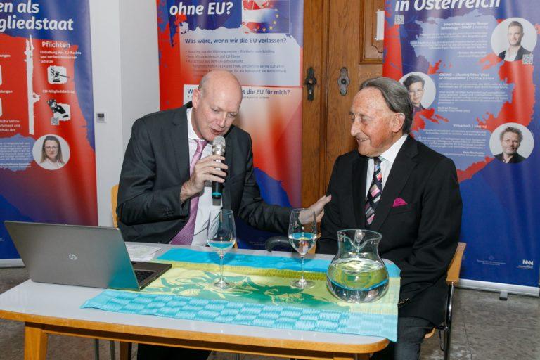 Alt-Landeshauptmann Martin Purtscher und Ulrich Nachbaur im Gespräch bei der EU-Ausstellung.