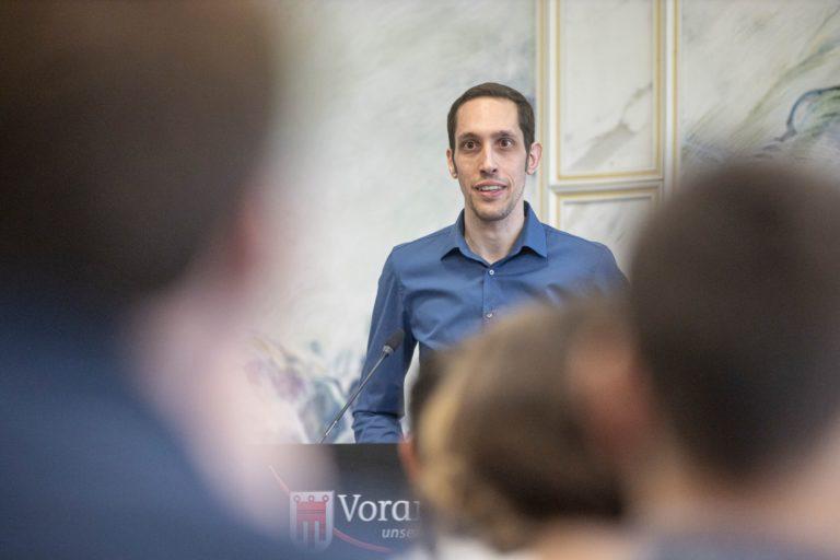 Florian Bassa steht am Rednerpult.