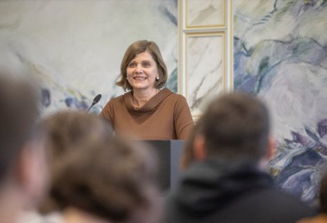 Die Landesstatthalterin Barbara Schöbi-Fink hält eine Rede.