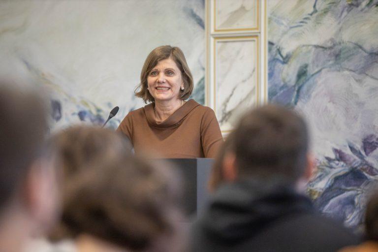 Die Landesstatthalterin Barbara Schöbi-Fink hält eine Rede.