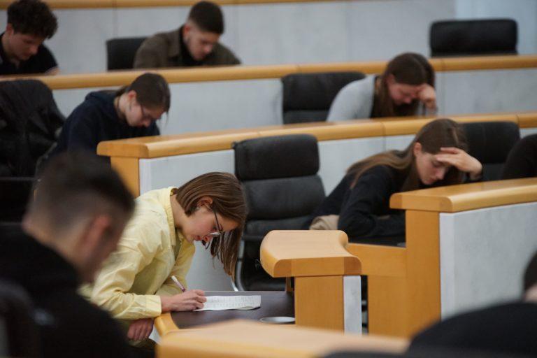 Die Schüler beantworten schriftlich die Quizfragen.