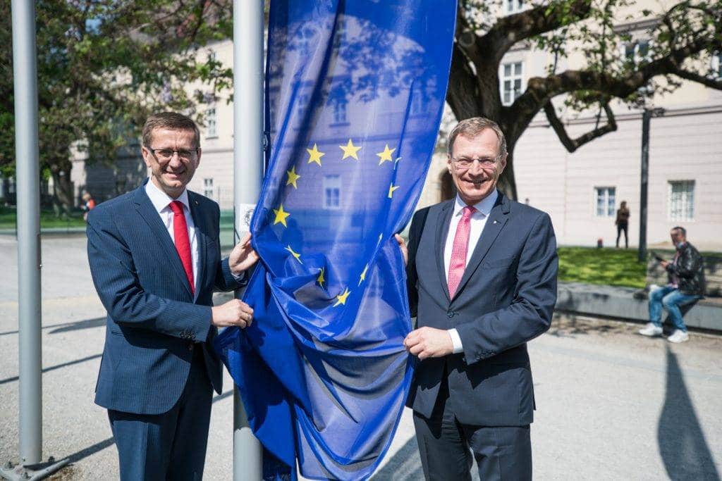 Wirtschafts- und Europa-Landesrat Markus Achleitner und Landeshauptmann Mag. Thomas Stelzer beim Hissen der Europafahne vor dem Linzer Landhaus.