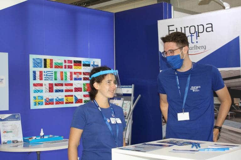 Zwei Mitarbeiter beim Europainformationsstand bei der Dornbirner Herbstmesse