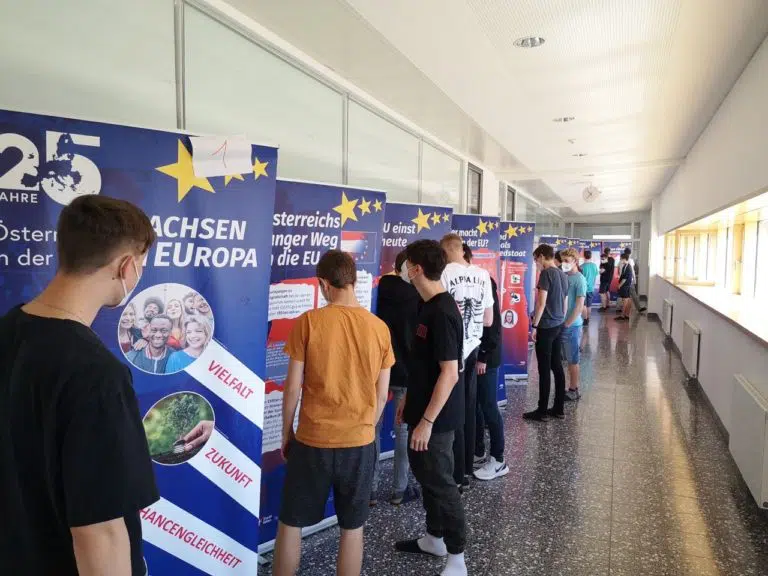 Mehr über den Artikel erfahren Einsatz der Wanderausstellung „25 Jahre Österreich in der EU – Wachsen in Europa“ an der HTL Perg