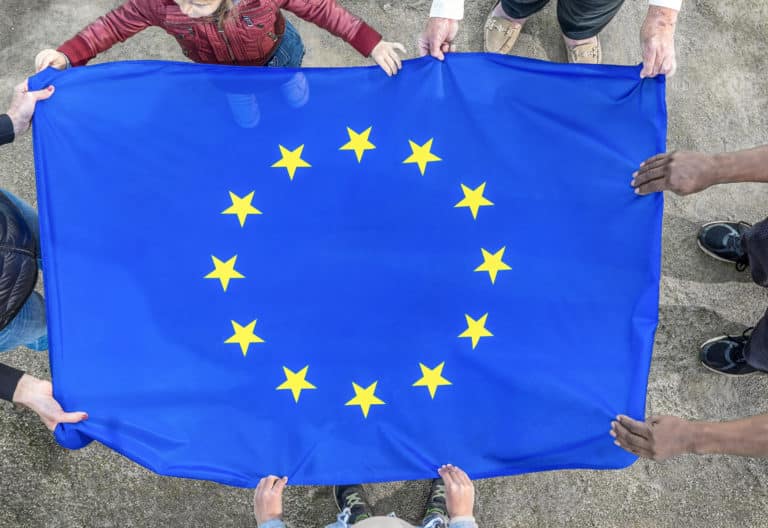 EU-Flagge mit Händen