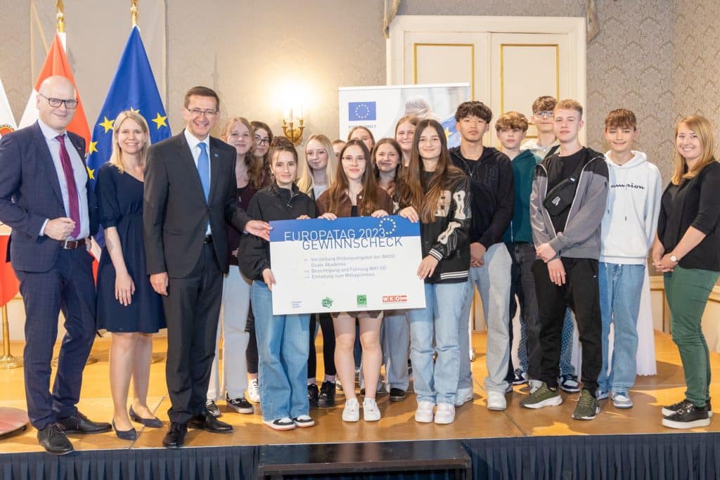 Der Klassenpreis beim Europaquiz ging an die Business School (HAK) Vöcklabruck, Klasse 2BK – v.l.: Robert Leitner, Leiter der Abteilung Wirtschaftspolitik und Außenwirtschaft der WKOÖ, Anna Sacher, Leiterin von EUROPE DIRECT Oberösterreich und Wirtschafts- und Europa-Landesrat Markus Achleitner mit den erfolgreichen Schülerinnen und Schülern.