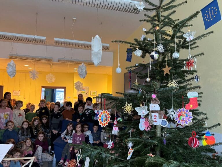 Mehr über den Artikel erfahren Projekt Europäischer Christbaum – Austauschprojekt für Volksschulen 2023