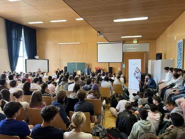 Mehr über den Artikel erfahren Europäische Zukunft im Fokus:  Schüler*innendiskussion am Peraugymnasium Villach